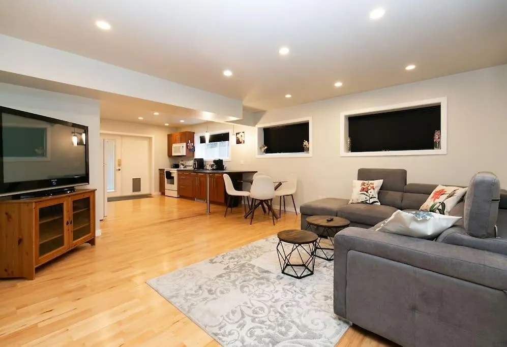 Lovely 1 Bedroom Suite Near Town Victoria