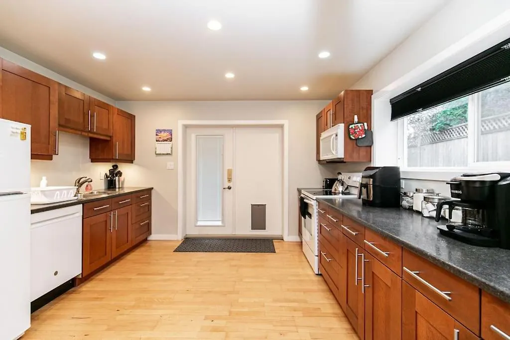 Apartment Lovely 1 Bedroom Suite Near Town Victoria Canada